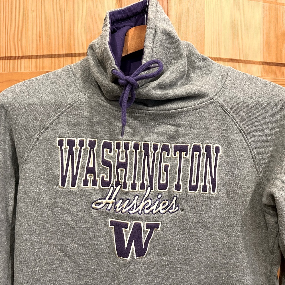 University of Washington Huskies gray sweatshirt